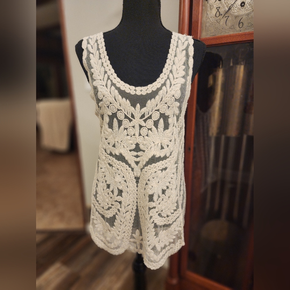 Capri lace tank, off white, size medium